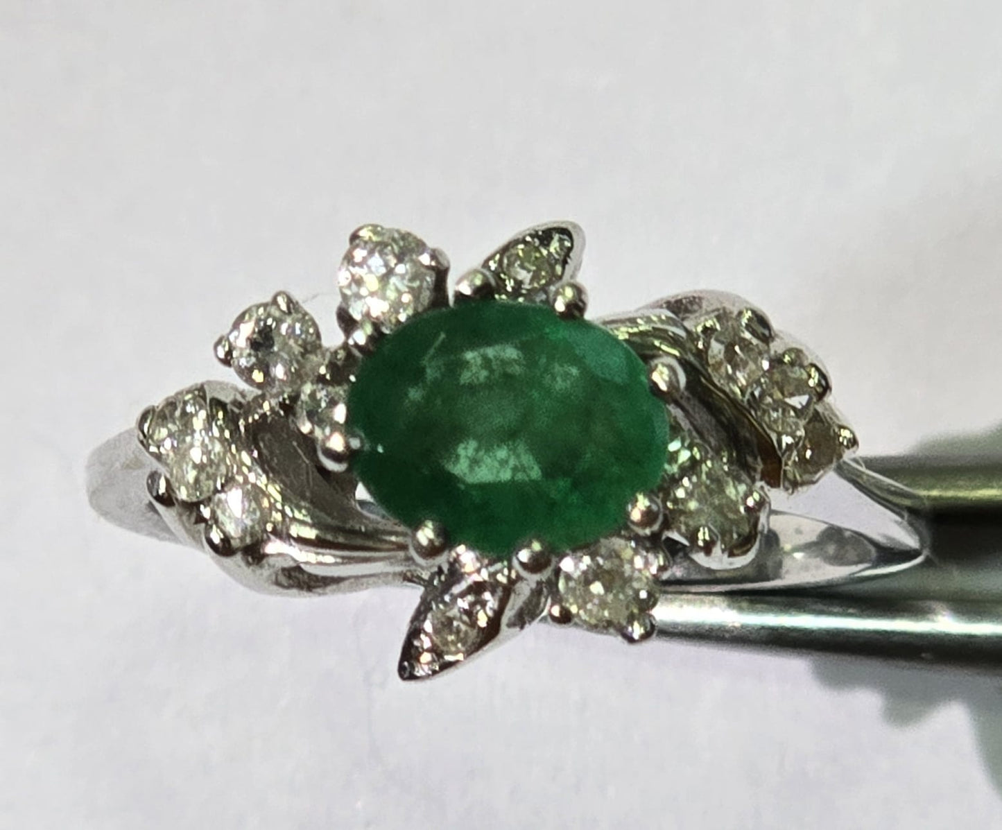 Anel em ouro branco com Diamante e Esmeralda