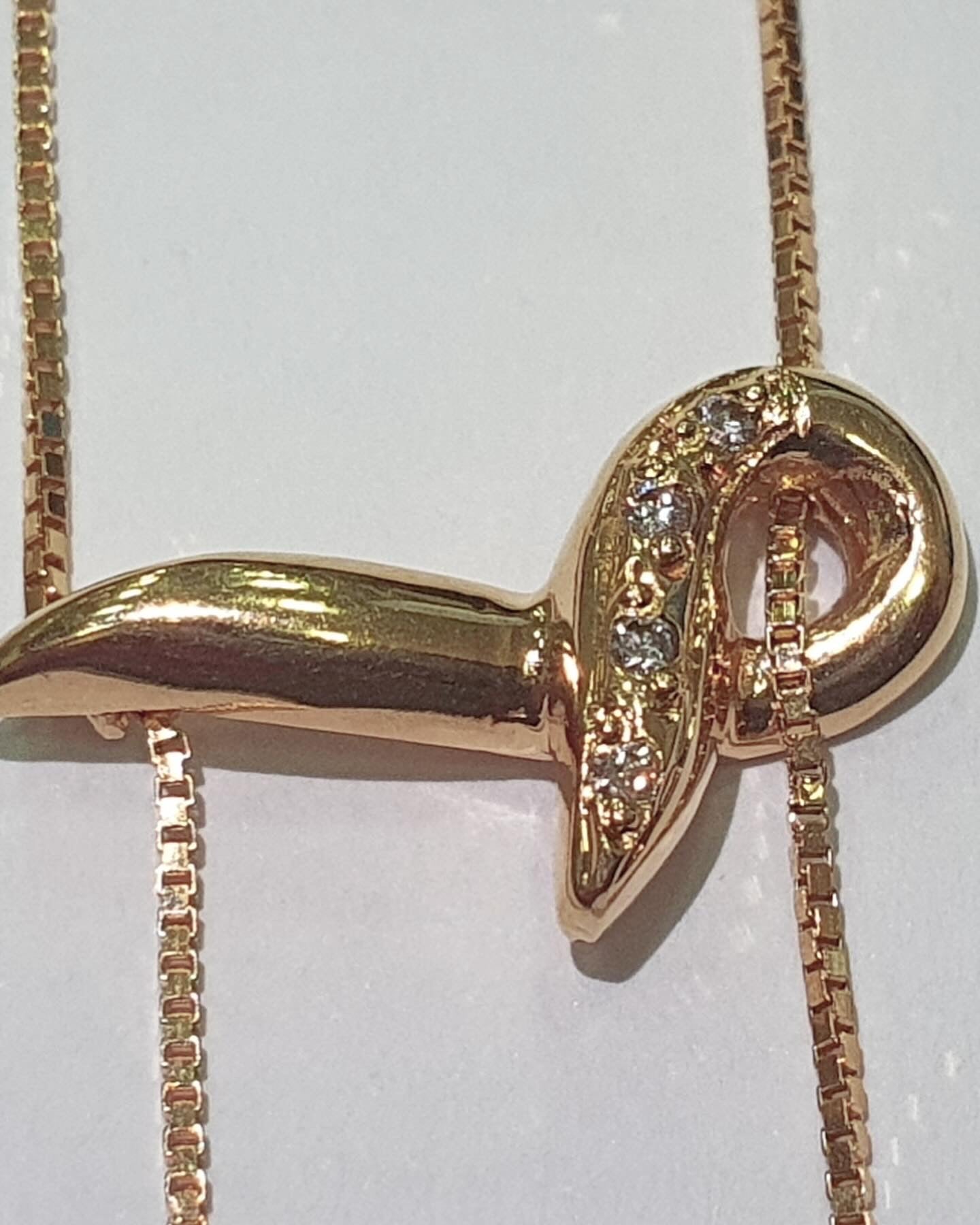 Colar em ouro com pingente Laço com 4 pontos de Diamantes