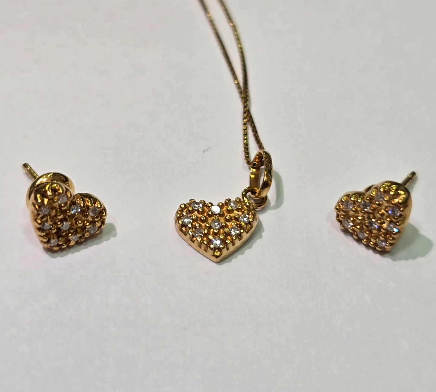 Conjunto com colar e par de brincos em ouro amarelo em Corações com Diamantes