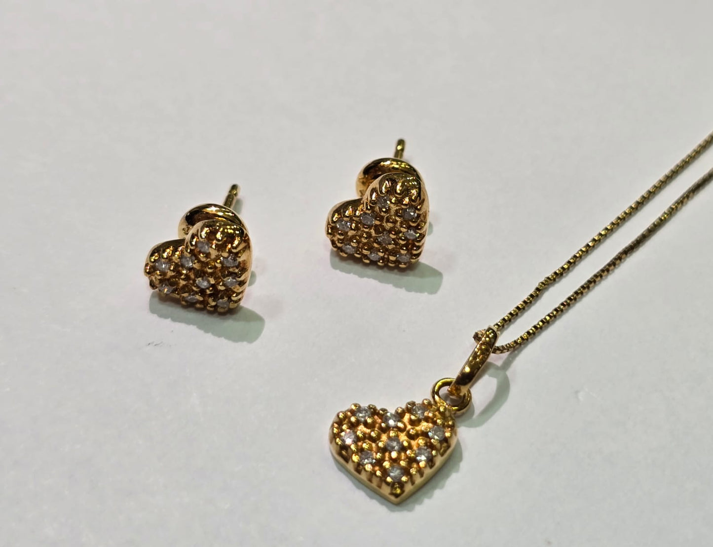 Conjunto com colar e par de brincos em ouro amarelo em Corações com Diamantes